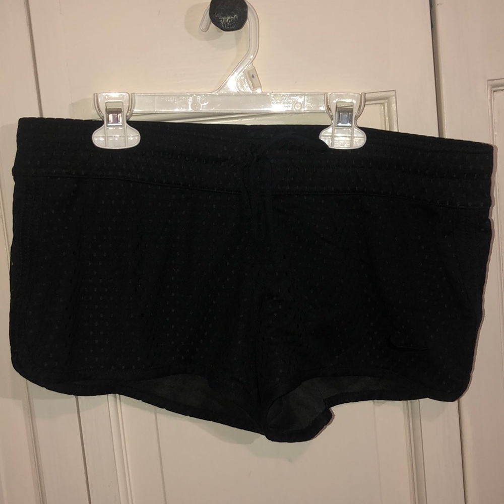 BLACK NIKE ATHLETIC SHORTS